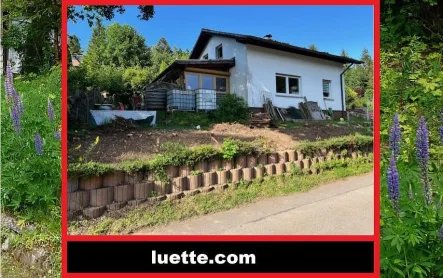 Aussenansicht - Haus kaufen in Herrischried-Wehrhalden - Idyllisch, in der Natur eingebettet gelegenes Wohn/ Ferienhaus, Waldrand, Sackgasse, Eckgrundstück ca. 661 m², Garage, Fenster erneuert, Wintergarten, Terrasse, Markise, Freisitz, Holzpellet, Schwedenofen, Herrischried-Wehrhalden