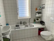 Badezimmer mit Badewanne