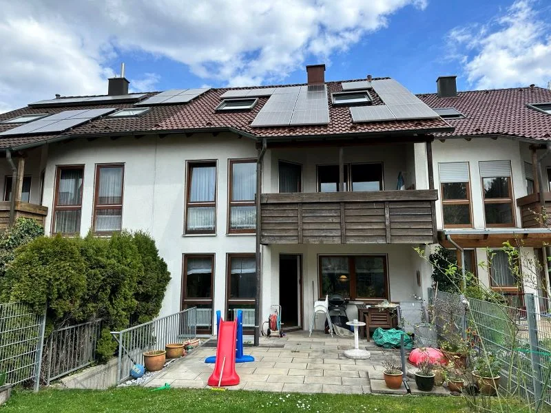 Ansicht vom Garten - Haus kaufen in Metzingen - XXL-Reihenhaus - Eigenheim mit Garten und viel Platz für die ganze Familie