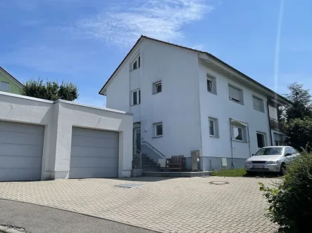 Ansicht Hof mit Garagen - Haus mieten in Neuffen - Viel Platz! Komfortables Wohnhaus mit riesigem Garten in Halbhöhenlage