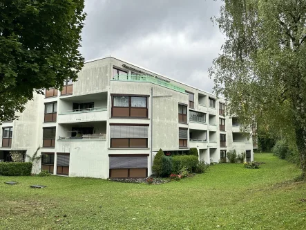 Ansicht Rückseite - Wohnung mieten in Metzingen - Ausblick über Metzingen - Modernisierte Wohnung mit kleinem Wintergarten