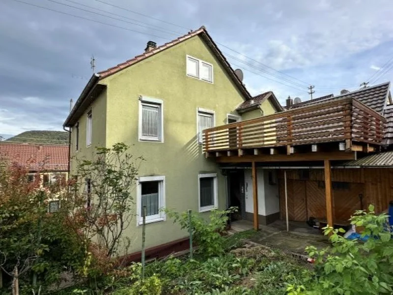 Eingangsseite - Haus kaufen in Pfullingen - Gestalten Sie Ihr Traumhaus - Ältere DHH mit viel Platz und Panorama