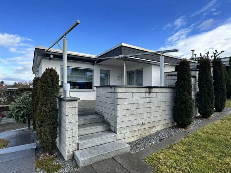 Ansicht vom Garten - Haus kaufen in Riederich - Licht, Weite, Eleganz - Moderner Winkelbungalow in Halbhöhenlage mit Aussicht