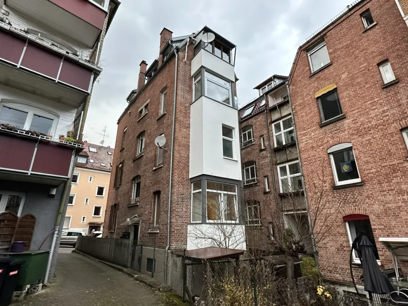 Blick zur Veranda - Wohnung kaufen in Stuttgart - Zentrale Ruheoase - Charmante Altbauwohnung mit grünem Blick & Veranda