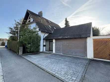 Objektansicht - Haus kaufen in Friedrichshafen - Großzügiges, freistehendes Wohnhaus mit Garage