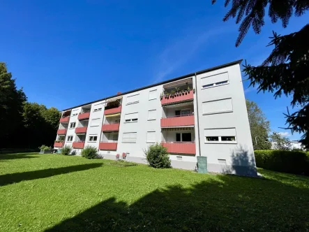 Objektansicht - Wohnung kaufen in Friedrichshafen - Funktionelle 3-Zimmer-Hochparterre-Wohnung mit Balkon auf Erbbaugrundstück