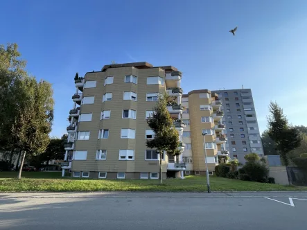 Objektansicht - Wohnung kaufen in Friedrichshafen - Modernisierungsbedürftige 3-Zimmer-Wohnung mit Balkon und Tiefgaragenbox