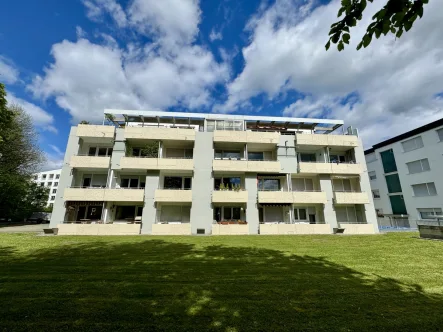 Objektansicht - Wohnung kaufen in Friedrichshafen - Renovierungsbedürftiges 1-Zimmer-Apartment mit Balkon und TG-Stellplatz