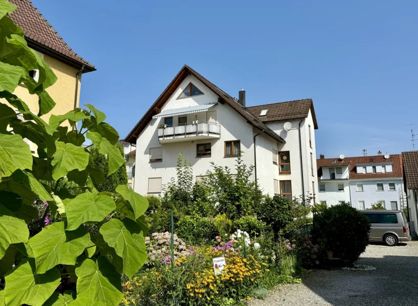 Objektansicht - Wohnung kaufen in Friedrichshafen - Charmante 3-Zimmer-DG-Stadtwohnung mit Balkon