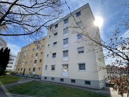 Objektansicht - Wohnung kaufen in Friedrichshafen - Modernisierungsbedürftige, funktionelle 3-Zimmer-Wohnung mit Balkon und KFZ-Stellplatz