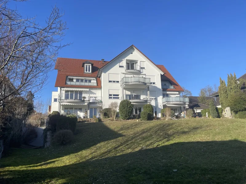 Objektansicht - Wohnung kaufen in Friedrichshafen - Die Schlosskirche im Blick: Große 2-Zimmer-Wohnung mit Balkon und TG-Stellplatz in bester Wohnlage