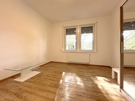 Zimmer1 - Wohnung mieten in Stuttgart / Bad Cannstatt - Helle 3-Zimmer-Wohnung mit EBK und Altbaucharme