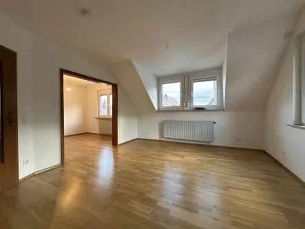 Wohnzimmer + Schlafzimmer 3 - Wohnung mieten in Stuttgart / Wangen - Dachgeschosswohnung mit großem Stauraum