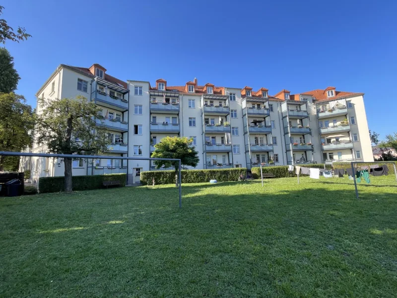 Titelbild Innenhof 2-Zi-ETW Cotta im 1 OG - Wohnung kaufen in Dresden - Interessante 2-Zi.-Wohnung mit Balkon als Anlage oder zur Eigennutzung im Dresdner Westen