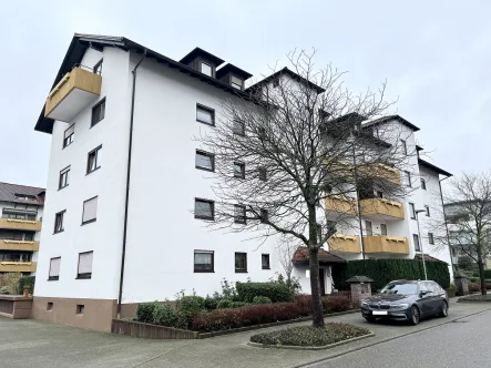 Titelbild - Wohnung kaufen in Sinzheim - Gepflegte 3 Zimmer DG-Wohnung mit Balkon, Loggia und Aufzug in zentraler Lage von Sinzheim!