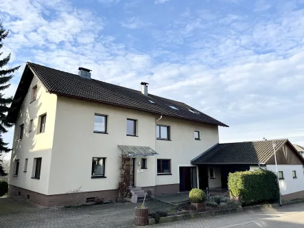 Titelbild - Haus kaufen in Sinzheim - Top Lage! Großzügiges Zweifamilienhaus mit tollem Ausblick in Sinzheim-Winden
