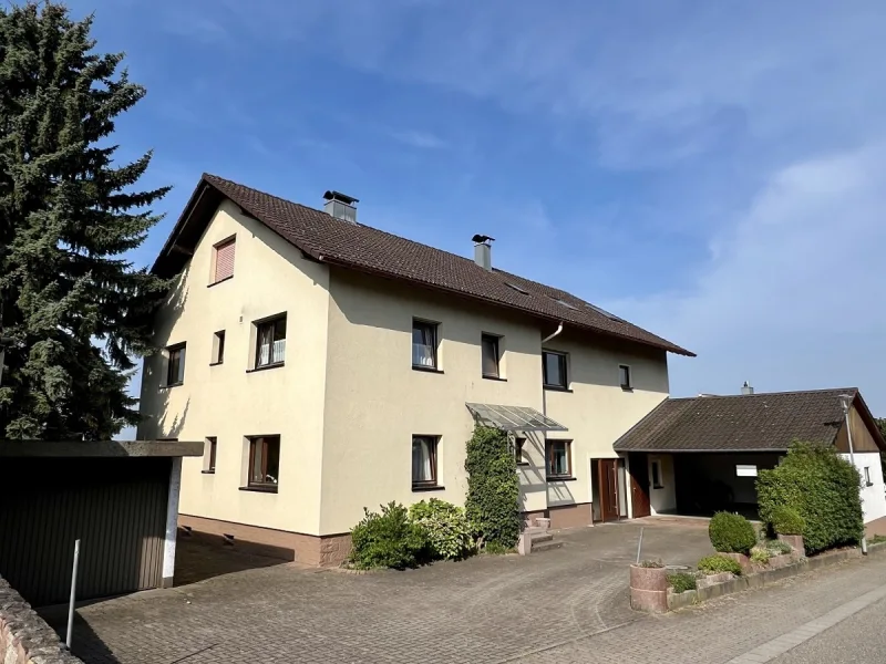 Titelbild - Haus kaufen in Sinzheim - Großes ZFH mit 4 Garagen, Carport, 2 Balkonen und Terrasse in toller Lage von Sinzheim-Winden!