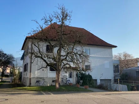 Deckblatt - Haus kaufen in Sinzheim - Sanierungsbedürftiges    2 Fam.-Wohnhaus mit Charme, Garten, Garagen und Ausbaureserve in Sinzheim!