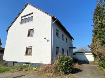 Seitenansicht -Eingang - Haus kaufen in Ötigheim - Erbpacht - Vielseitig nutzbares Dreifamilienhaus mit großem Garten, Garagen und Schopf in Ötigheim!