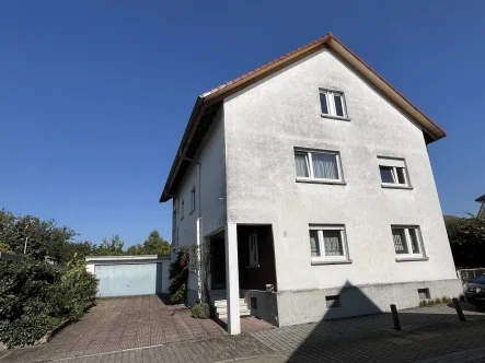 Ansicht  - Haus kaufen in Muggensturm - Großes renovierungsbedürftiges ZFH mit teilausgebautem DG in ruhiger Lage von Muggensturm.