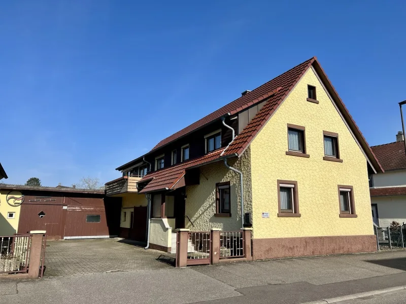 Titelbild - Haus kaufen in Hügelsheim - Großzügiges Zweifamilienhaus mit Ökonomiegebäude und 1.035 m² Grundstück in Hügelsheim!