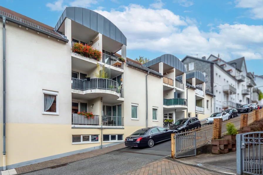Außenansicht - Wohnung kaufen in Bad Schwalbach - FRISCH RENOVIERTE MAISONETTE! In zentraler Lage von Bad Schwalbach *Stellplatz*