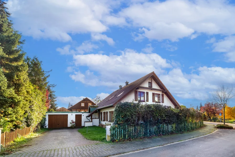 Straßenansicht des Hauses - Haus kaufen in Bingen am Rhein - WOHNTRAUM FÜR DIE GANZE FAMILIE! Ein- oder Zweifamilienhaus mit großem Garten und Garage!