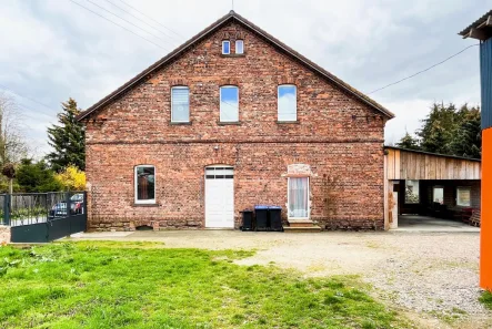 Mehrfamilienhaus  - Haus kaufen in Bornstedt - GEPFLEGTES MEHRFAMILIENHAUS IN RUHIGER LAGE! Mit großem Grundstück und Nebengebäuden