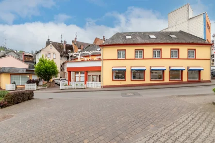 Straßenansicht des Gebäudes - Haus kaufen in Bad Schwalbach - *ANLAGEIMMOBBILIE * mit flexiblen Nutzungsmöglichkeiten- als Wohn- und/oder Gewerbe