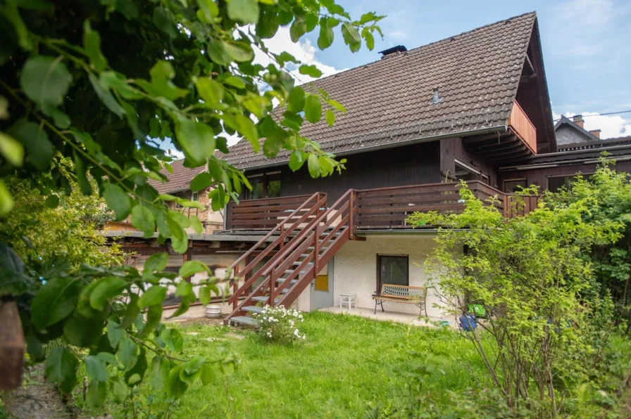 Aufgang zum Haupthaus - Haus kaufen in Weilrod - Romantisches Haus  mit vermieteten Wohnungen