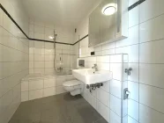 2Badezimmer mit Badewanne und Waschmaschinenanschluss