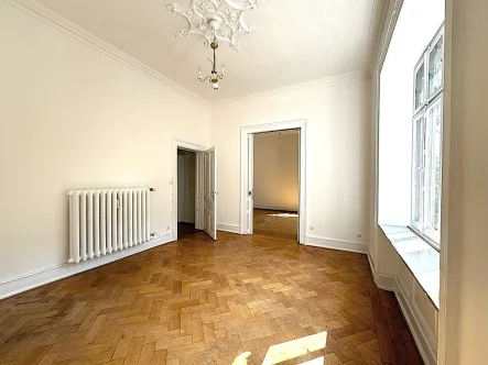 Room 2 with access to balcony - Wohnung mieten in Wiesbaden - * MOVE-IN NOW *4-Room, 1,345 ft², Built-in Kitchen. + Parking