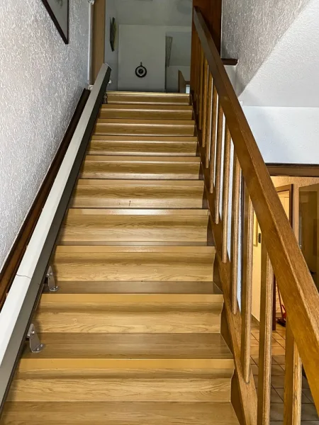 Breite Treppe führt ins OG