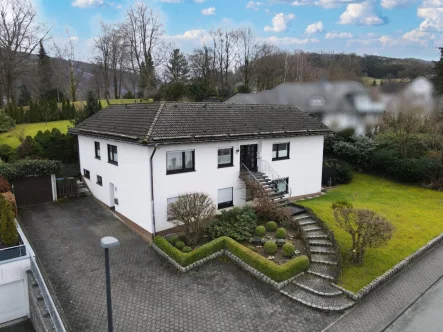 Straßenansicht - Haus kaufen in Olsberg - Bigge - Eigentum mit Zukunft: Ihr Traum mit unverbautem Blick