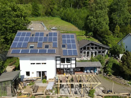 Vorderansicht - Haus kaufen in Olsberg -  Bruchhausen - Modernisiertes Wohnhaus nahe Bruchhauser Steine - Natur, Ruhe und Weitblick