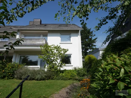 Vorderansicht - Haus kaufen in Brilon - Naturnah wohnen mit Fernblick in Brilon - Stadt