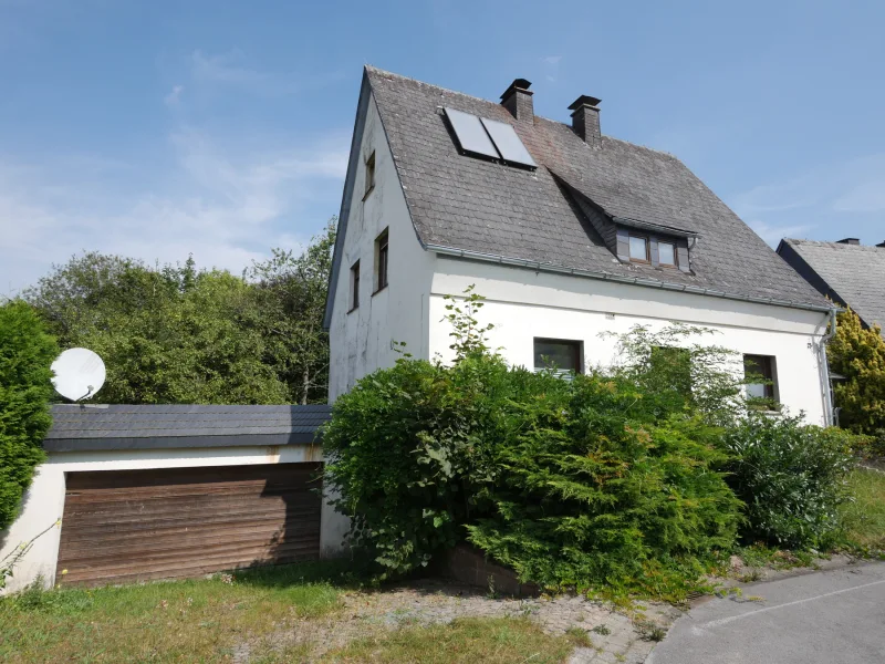 Vorder- und Seitenansicht - Haus kaufen in Olsberg - Bigge - Haus im Dörnröschenschlaf zum Wachküssen!