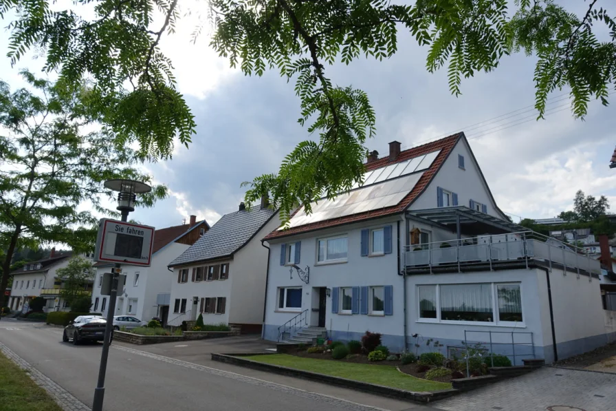 Vorderansicht - Haus kaufen in Tuttlingen / Möhringen - Preisreduziert! Wohnen-vermieten-arbeiten! 2 Familienhaus mit kleiner Werkstatt und Bauplatz