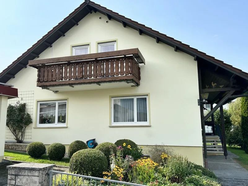 Ansicht mit Balkon - Haus kaufen in Dornhan - Wohnen in idylischer Lage von Dornhan mit herrlichem Garten