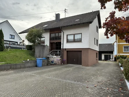 Zufahrt - Haus kaufen in Denkingen - Preisreduziert! Großzügiges Wohnhaus mit Nebengebäude/Werkstatt