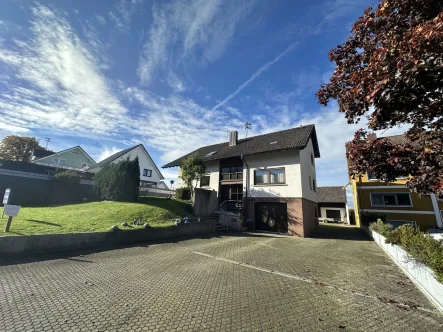 Zufahrt - Haus kaufen in Denkingen - Ideal für Handwerker oder HobbyistenWohnhaus mit Nebengebäude/Lagerhalle