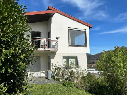 Ansicht mit Balkon und Terrasse - Haus kaufen in Oberndorf am Neckar - Wohn- und Geschäftshaus in bester Lage!
