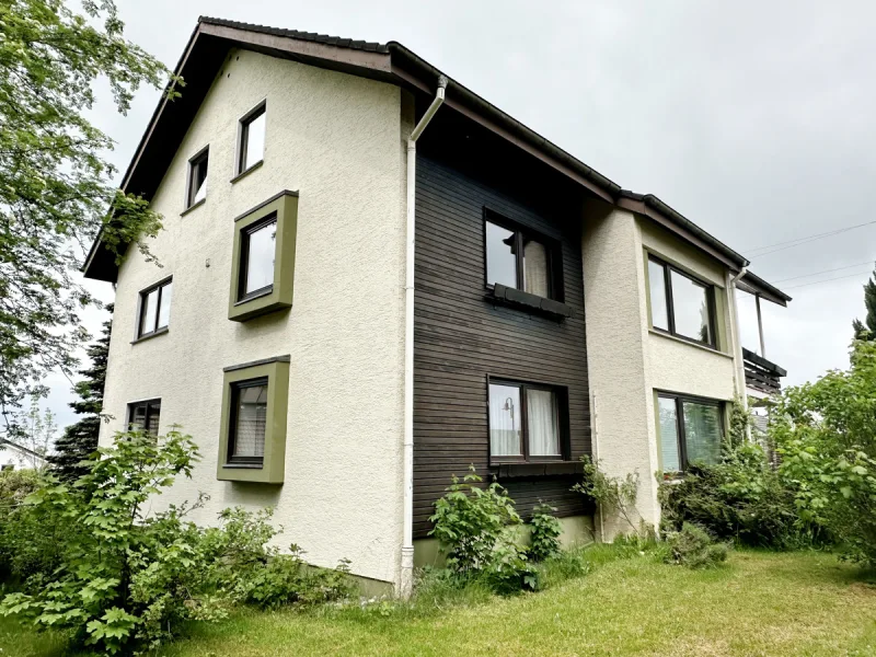 Ansicht mit Garten - Haus kaufen in Hardt - Attraktives Mehrfamilienhaus: Ruhe und Natur vor der Haustür