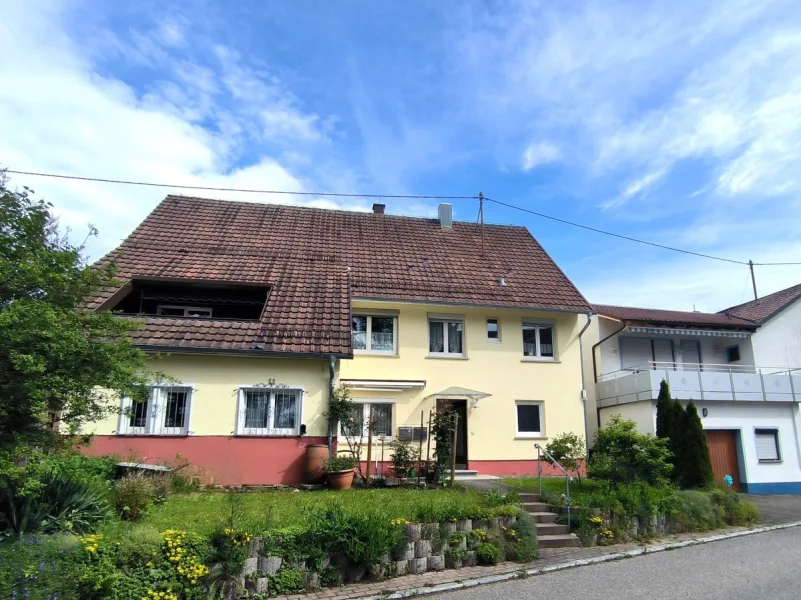 Ansicht - Haus kaufen in Dornhan / Weiden - Gepflegtes Haus mit 2 Wohneinheiten und zusätzlichem Grundstück!