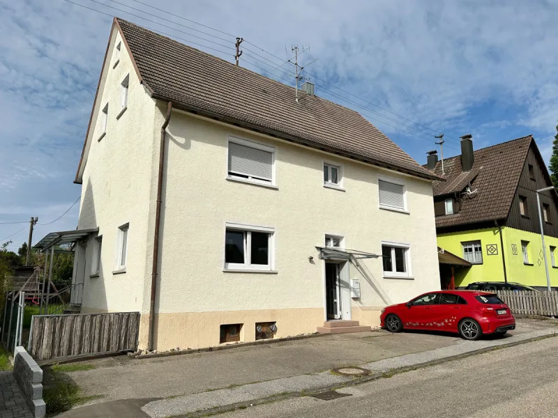 Ansicht - Haus kaufen in Dornhan - Modernisiertes Mehrfamilienhaus in gut angebundener Wohngegend