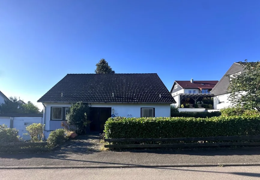 Aussenansicht - Haus kaufen in Zimmern ob Rottweil - Wohnen - Wohlfühlen - LebenEinfamilienhaus mit Garten in Zimmern ob Rottweil