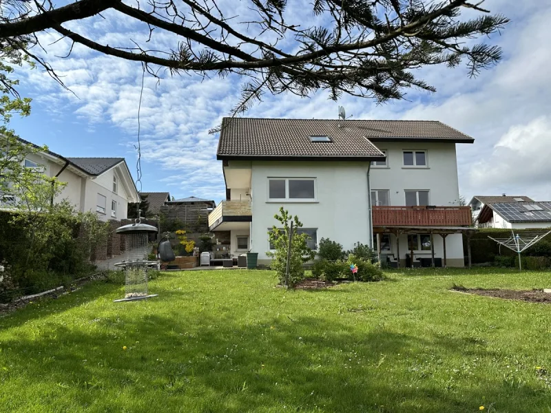 Gartenansicht - Wohnung kaufen in Gosheim - Geräumige 4,5-Zimmer-Wohnung mit großem Gartenanteil und Doppelgarage