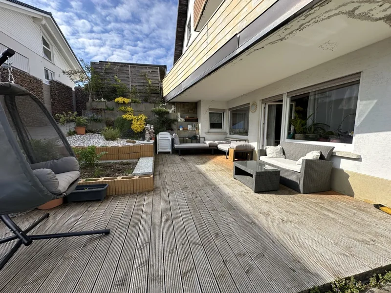 Terrassenbereich - Wohnung kaufen in Gosheim - 3,5 Zimmerwohnung mit großer Gartenterrasse und  Garten