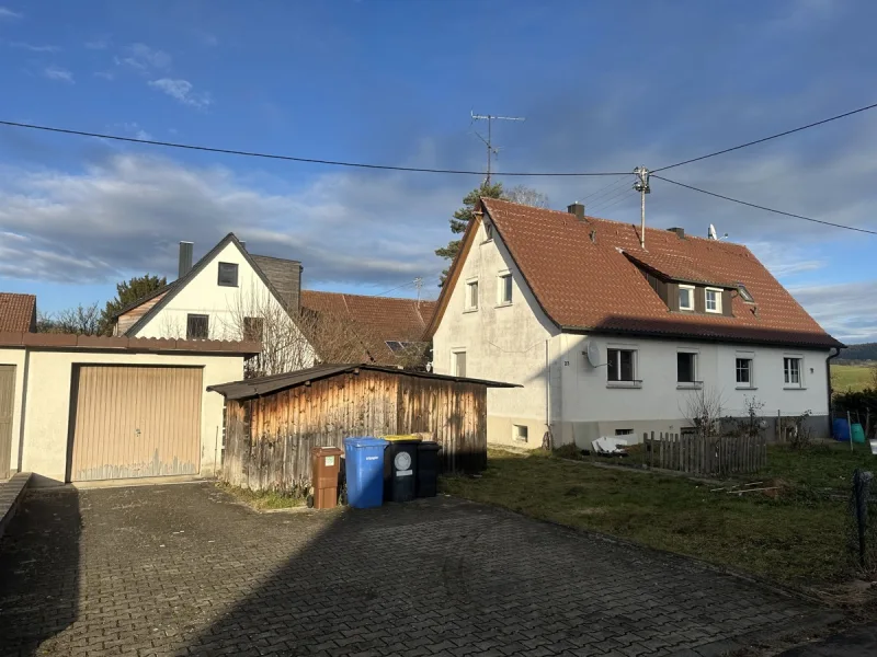 Ansicht mit Garage - Haus kaufen in Durchhausen - Mit handwerklichem Geschick zu Ihrem Wohntraum!Doppelhaushälfte in Durchhausen