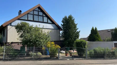 seitliche Ansicht - Haus kaufen in Dunningen - Sonniges Wohnglück mit Gartenparadies!